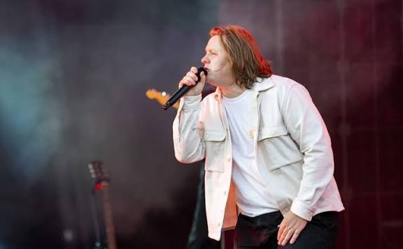 Lewis Capaldi - Hold Me While You Wait